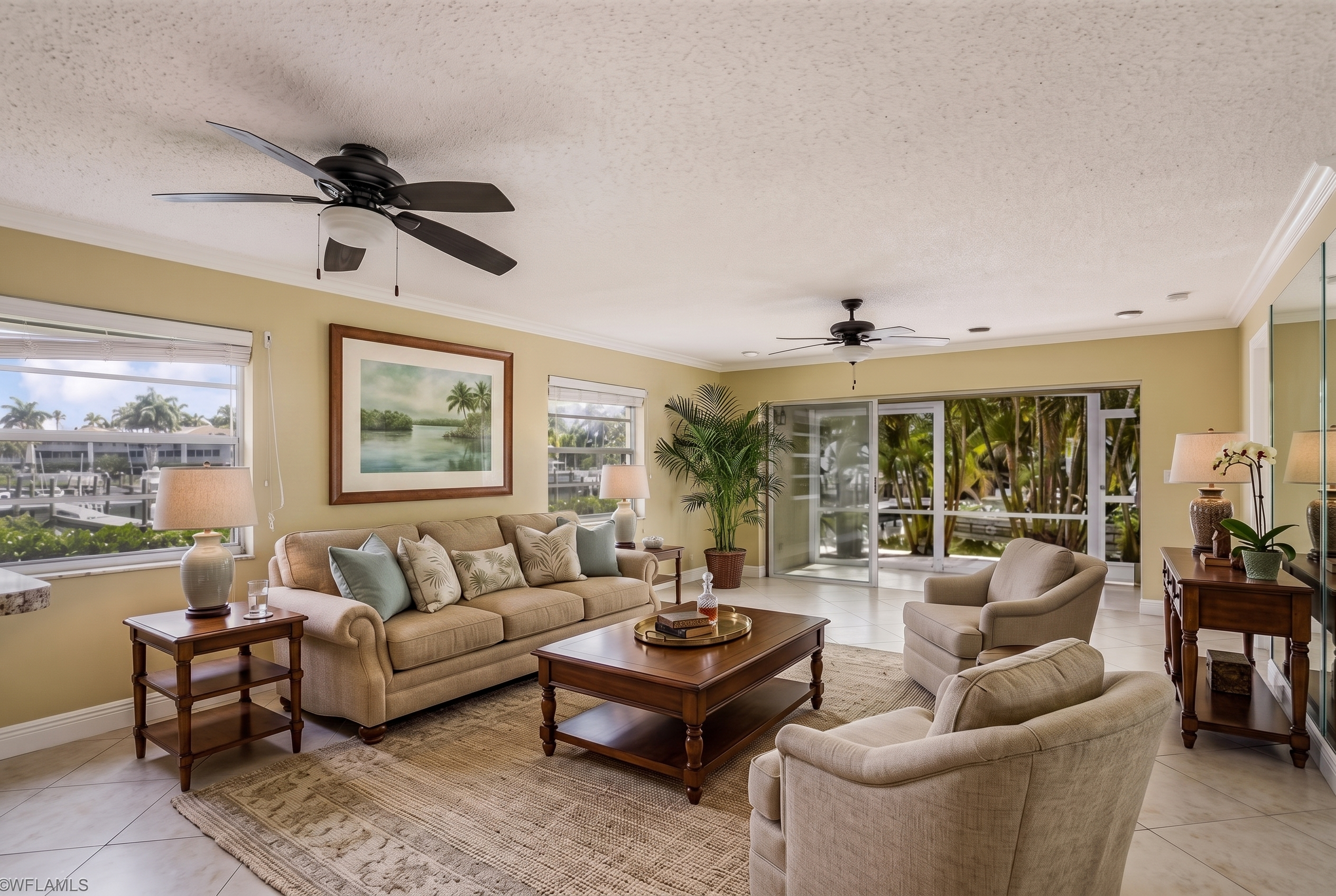 Same room, traditional furniture and decor